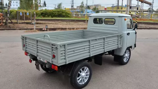 UAZ 3303 Valník
